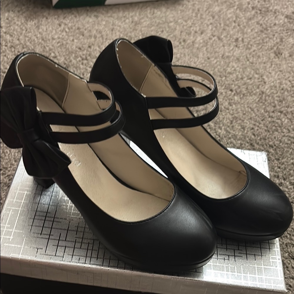 Elegant Black Women's Shoes with Bow Detail